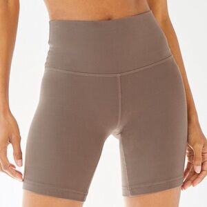 NWOT Aritzia TNA 7 Inch Bike Short Deep Taupe